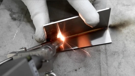 Máquina de limpieza de soldadura de metal con láser de molde de fibra para soldador por puntos de tubería